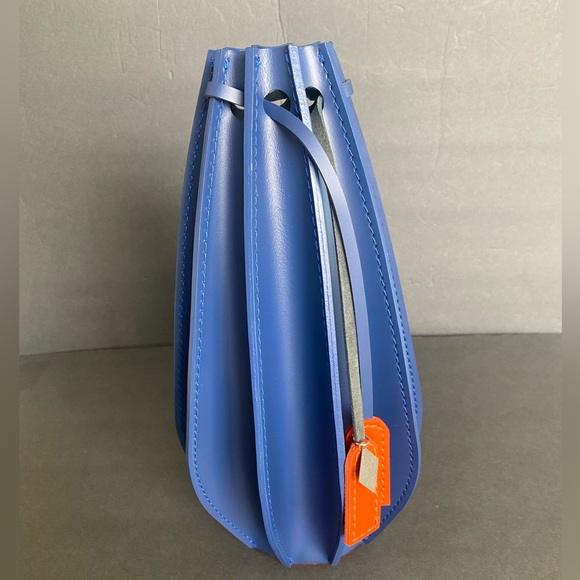 Plisse Airnova Leather Vase - Picture 2 of 7